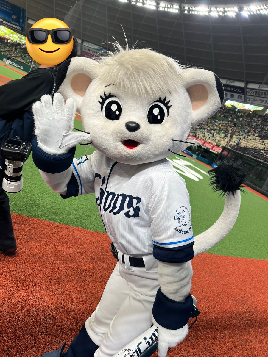 Yuuki300300's tweet photo. 今回も叔父さんが始球式投げるという事でベルーナドームに！

キャッチボール相手として
久しぶりに硬式投げたけど
ちゃんと投げれてよかった😮‍💨

叔父さんも前回よりちゃんと投げれてて最高でした！

結果は4対0で西武ライオンズ勝利！

(彼女じゃないよ)

#埼玉西武ライオンズ
#アイムホーム https://t.co/ruOCDO1FbT