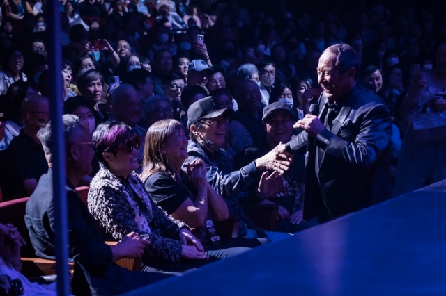 Another incredible moment from MGM Macau…. What a pleasure it was having Sam Hui in the audience! Here he is with my dear friend Florence Chan!