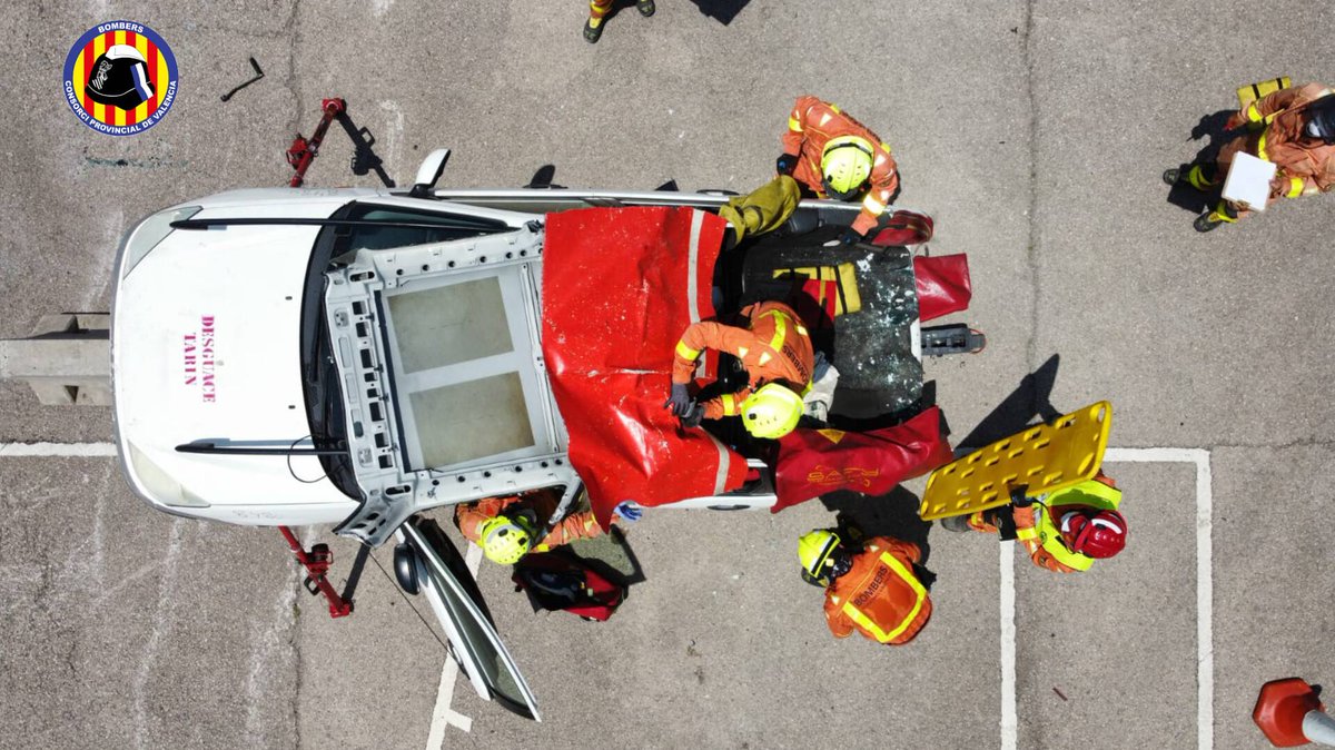 BombersValencia's tweet photo. 🚒Hui primer dia del Mini Encontre Intern d’Excarceració @BombersValencia
🧑🚒Una cita interna amb participants dels diversos parcs per a seguir millorant en rescats en accidents.
📍Demà 2a jornada, també al parc de Catarroja.
#comenex https://t.co/rJRO2wzL0p