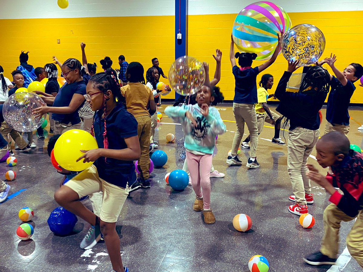 cmbradybrooks's tweet photo. Pure joy @moraviapark_105 May’s PBIS Beach Ball &amp; Rita’s celebration 🏖️😍 Shout out to our students for their hard work &amp; leadership throughout this past month! Shout out to our PBIS Team for spreading joy on our journey🚌🦁💙 @BaltSEL https://t.co/Nz2NL8Ror3