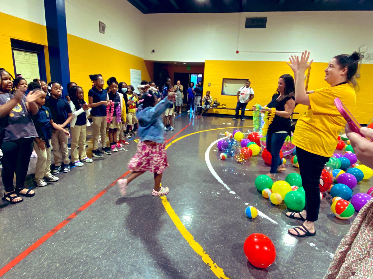 cmbradybrooks's tweet photo. Pure joy @moraviapark_105 May’s PBIS Beach Ball &amp; Rita’s celebration 🏖️😍 Shout out to our students for their hard work &amp; leadership throughout this past month! Shout out to our PBIS Team for spreading joy on our journey🚌🦁💙 @BaltSEL https://t.co/Nz2NL8Ror3