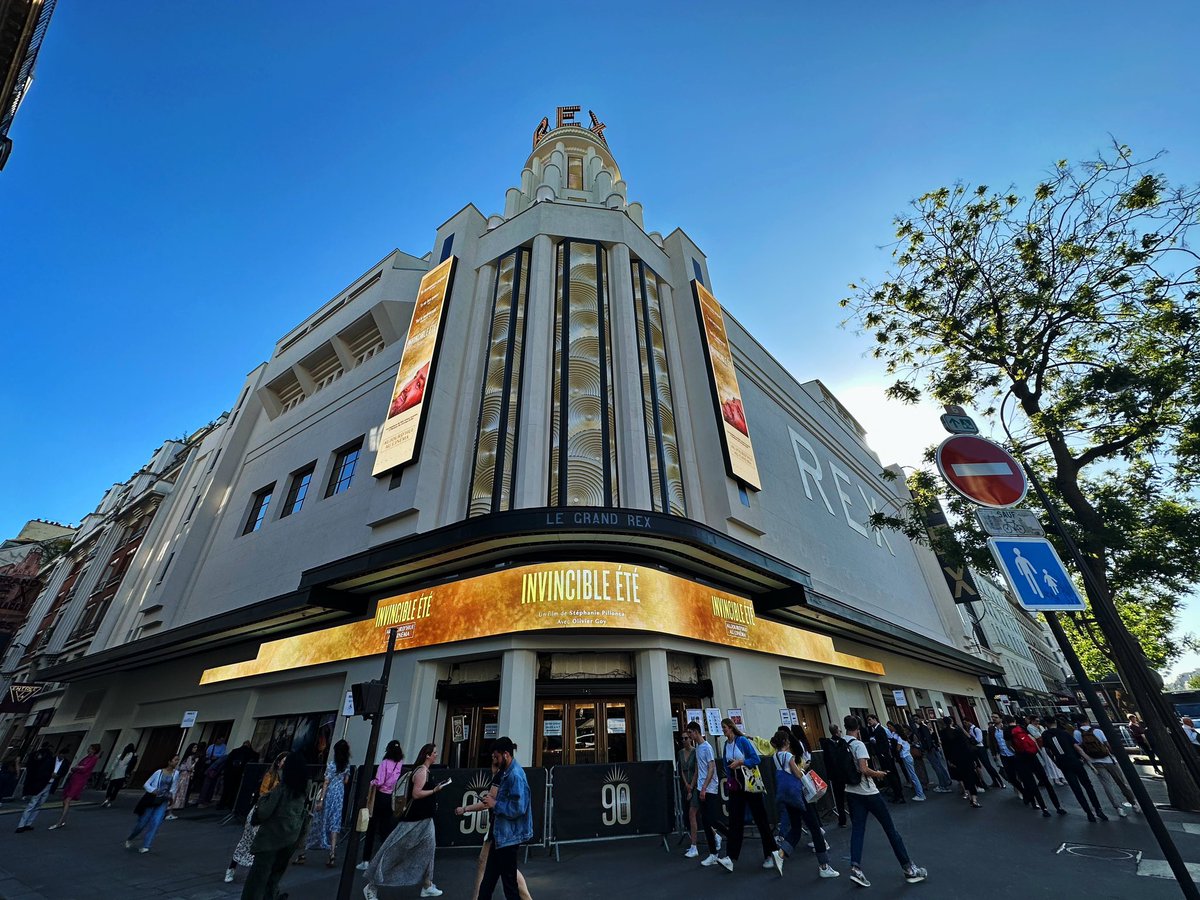LeGrandRex's tweet photo. La façade du #GrandRex rayonnante pour l’avant-première d’#InvincibleEte, 
 documentaire qualifié « d’ode à la vie et à l'amour. » par sa réalisatrice Stéphanie Pillonca. 💫 https://t.co/wIFBqOcZVQ