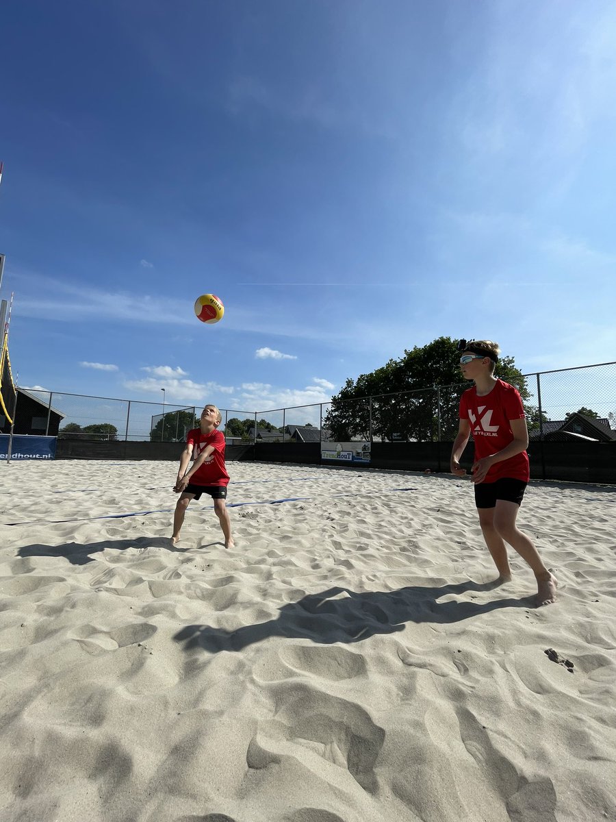 VolleybalXL's tweet photo. Wat een heerlijke dag vandaag om nieuwe beachvolleybal oefeningen uit te proberen en op te nemen ☀️

Binnenkort online voor onze leden! ✅ https://t.co/HOkTFQz6Dh