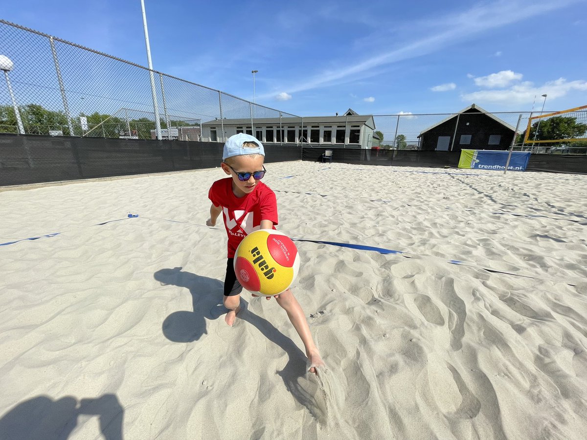 VolleybalXL's tweet photo. Wat een heerlijke dag vandaag om nieuwe beachvolleybal oefeningen uit te proberen en op te nemen ☀️

Binnenkort online voor onze leden! ✅ https://t.co/HOkTFQz6Dh
