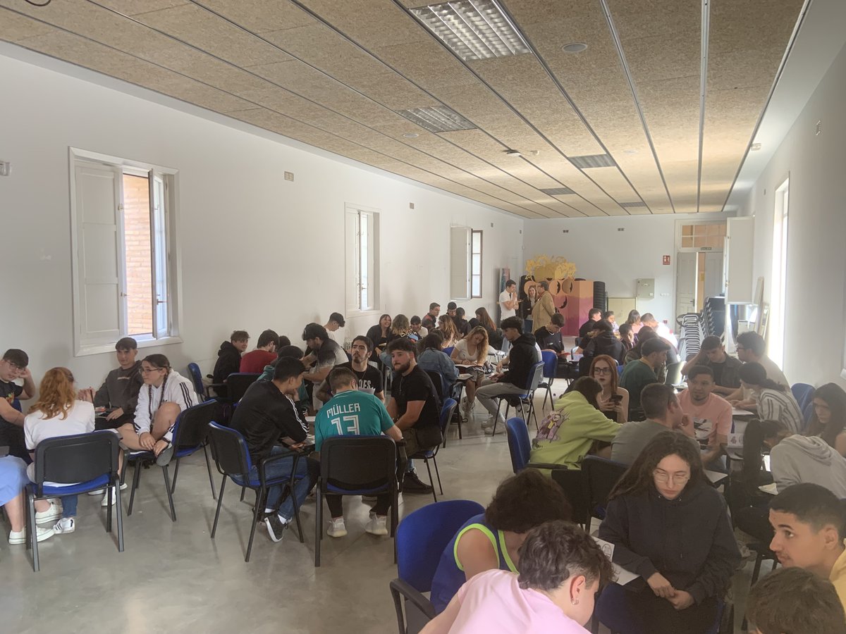 EiHubNavarra's tweet photo. ¿Recordáis que ayer comentamos que andábamos de concurso en concurso? Pues hoy hemos estado en @EASDi_corella en un nuevo #concursoFP de #eihubnavarra y muy contentas y contentos porque aquí hay🐥polluelas y polluelos🐥con mucho interés y unas💡ideas más que interesantes. https://t.co/DxKQA0WzyD