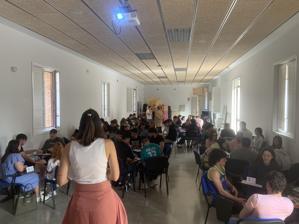 EiHubNavarra's tweet photo. ¿Recordáis que ayer comentamos que andábamos de concurso en concurso? Pues hoy hemos estado en @EASDi_corella en un nuevo #concursoFP de #eihubnavarra y muy contentas y contentos porque aquí hay🐥polluelas y polluelos🐥con mucho interés y unas💡ideas más que interesantes. https://t.co/DxKQA0WzyD