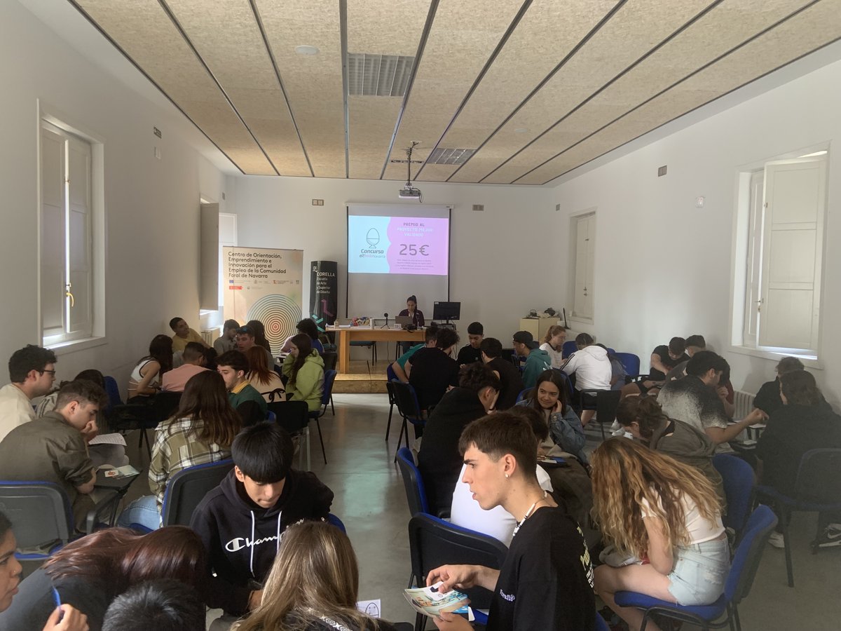 EiHubNavarra's tweet photo. ¿Recordáis que ayer comentamos que andábamos de concurso en concurso? Pues hoy hemos estado en @EASDi_corella en un nuevo #concursoFP de #eihubnavarra y muy contentas y contentos porque aquí hay🐥polluelas y polluelos🐥con mucho interés y unas💡ideas más que interesantes. https://t.co/DxKQA0WzyD
