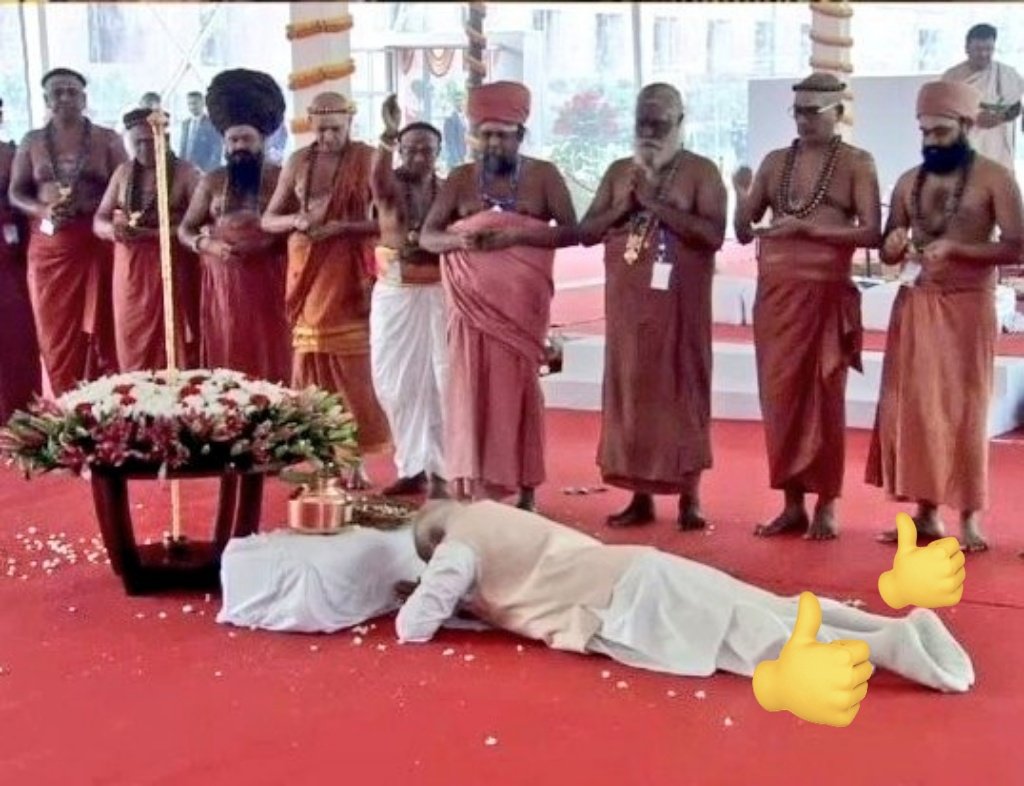 SaffronAgni's tweet photo. #BewareHindus recognize the #Jihadis
When #Jihadis enter your Mandir, Home, Institutions, Govt. they
"Lie" Down, not to pay Obesience to your #HinduGods but to Come Close to you, and when they get a Chance #SaarTaanSehJuda and then Loot.
Issued in #HinduInterest https://t.co/tyJquJmwEs