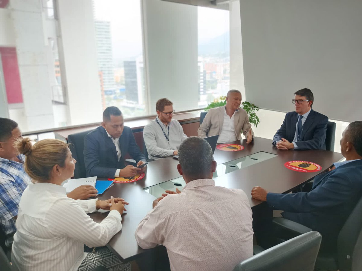 RioverdeDe's tweet photo. El Alcalde del cantón Rioverde Joffre Quintero Bolaños y presidentes de los diferentes GADS Parroquiales del cantón mantuvieron na reunión de trabajo con el Gerente Surcusal Norte ￼@BDEcuadorBP con la finalidad  de poder constatar los estados actuales de los GADS parroquiales. https://t.co/l6C84KhDL0