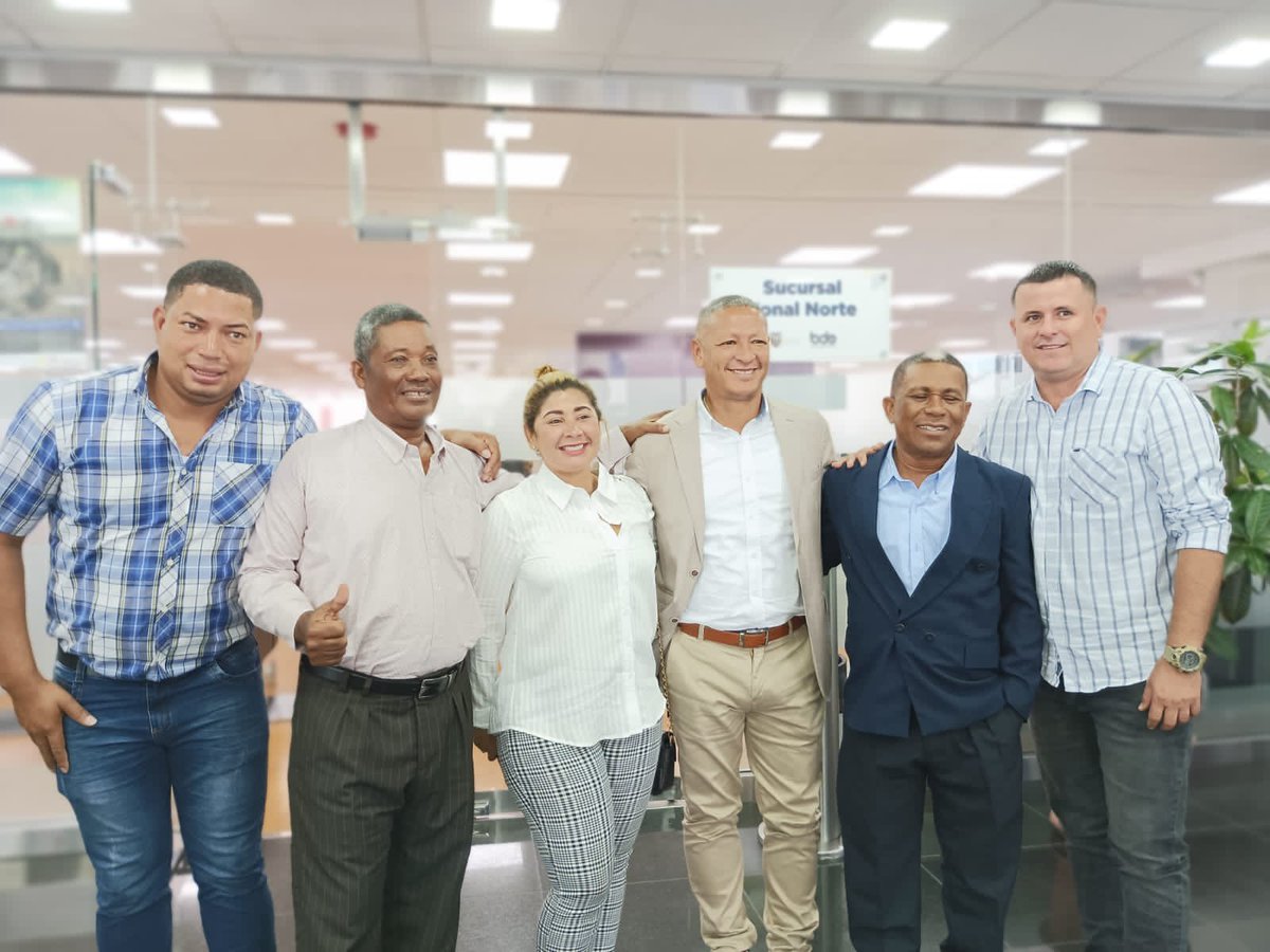 RioverdeDe's tweet photo. El Alcalde del cantón Rioverde Joffre Quintero Bolaños y presidentes de los diferentes GADS Parroquiales del cantón mantuvieron na reunión de trabajo con el Gerente Surcusal Norte ￼@BDEcuadorBP con la finalidad  de poder constatar los estados actuales de los GADS parroquiales. https://t.co/l6C84KhDL0
