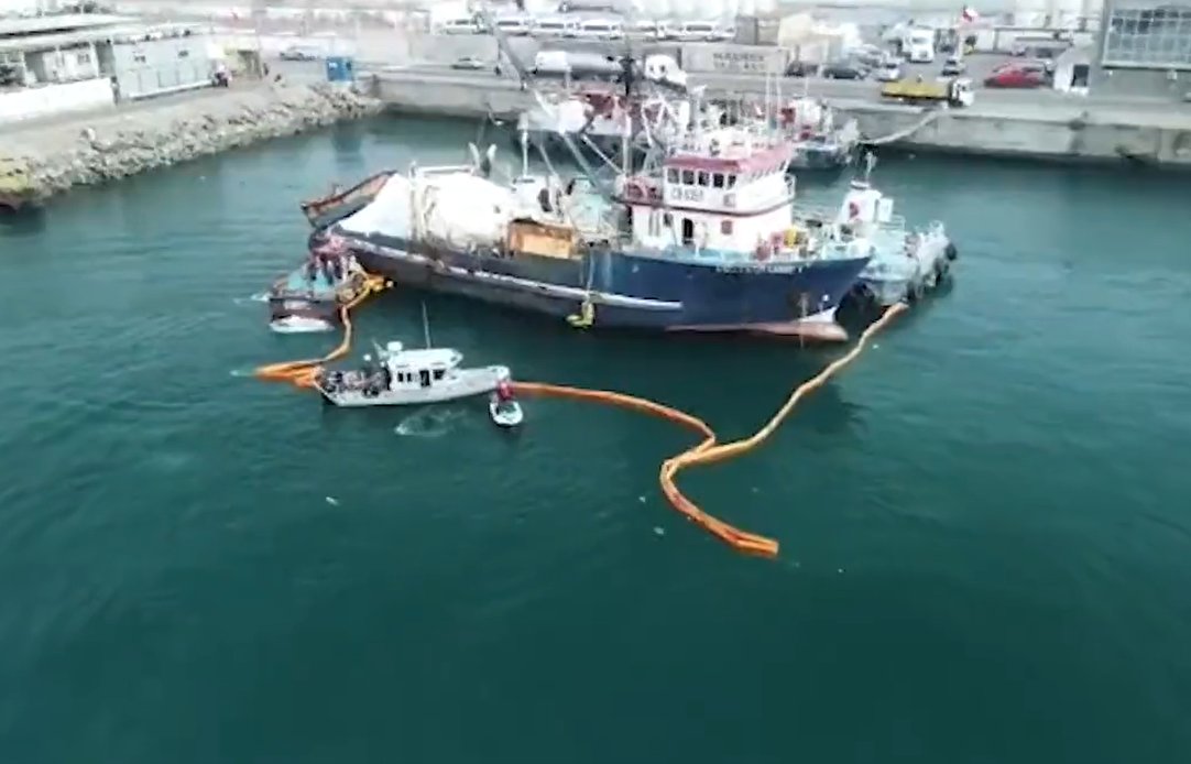 PortalPortuario's tweet image. Realizan ejercicio de combate a la contaminación en el Puerto de Iquique - portalportuario.cl/realizan-ejerc… #Chile #Iquique #Puerto #Simulacro