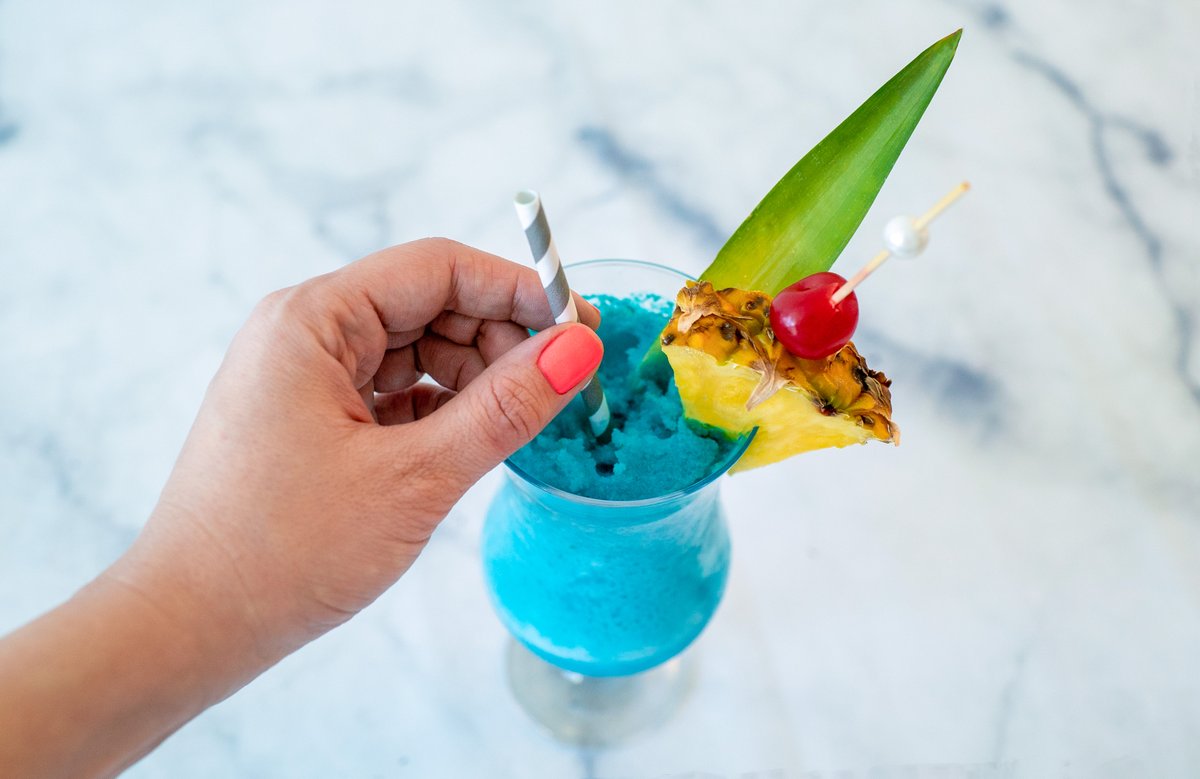 Vacation_Couple's tweet photo. If you had to pick only 1, which one would you pick?

#cocktails #vacation #poll #vote #bluehawaiian #antiguansmile #cocktail #tropical #drink https://t.co/sKsyRykpOW