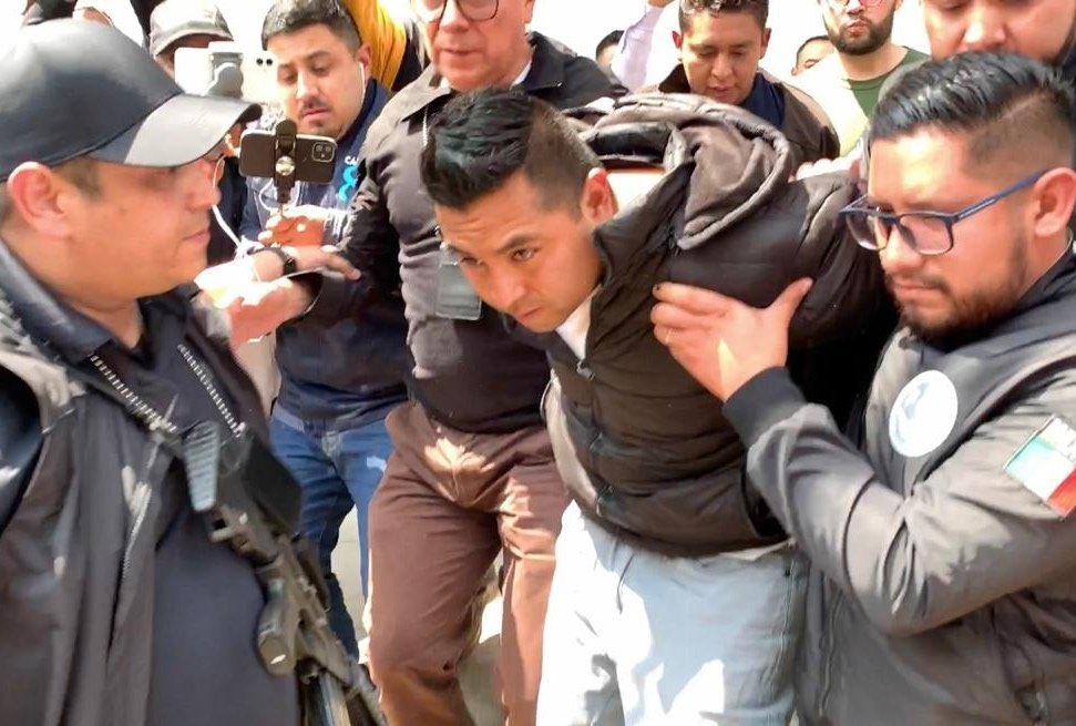 alfredoalvarez1's tweet photo. SORPRESA: El presunto agresor de #Benito, es policía y miembro activo de morena. Ya filtraron "charolazos" del equipo de Delfina Gómez para liberarlo. ¿Se acuerdan que ella mandó matar decenas de perros? Pues ya va saliendo la hebra. #NoAlMaltratoAnimal https://t.co/WNDblEW9uc