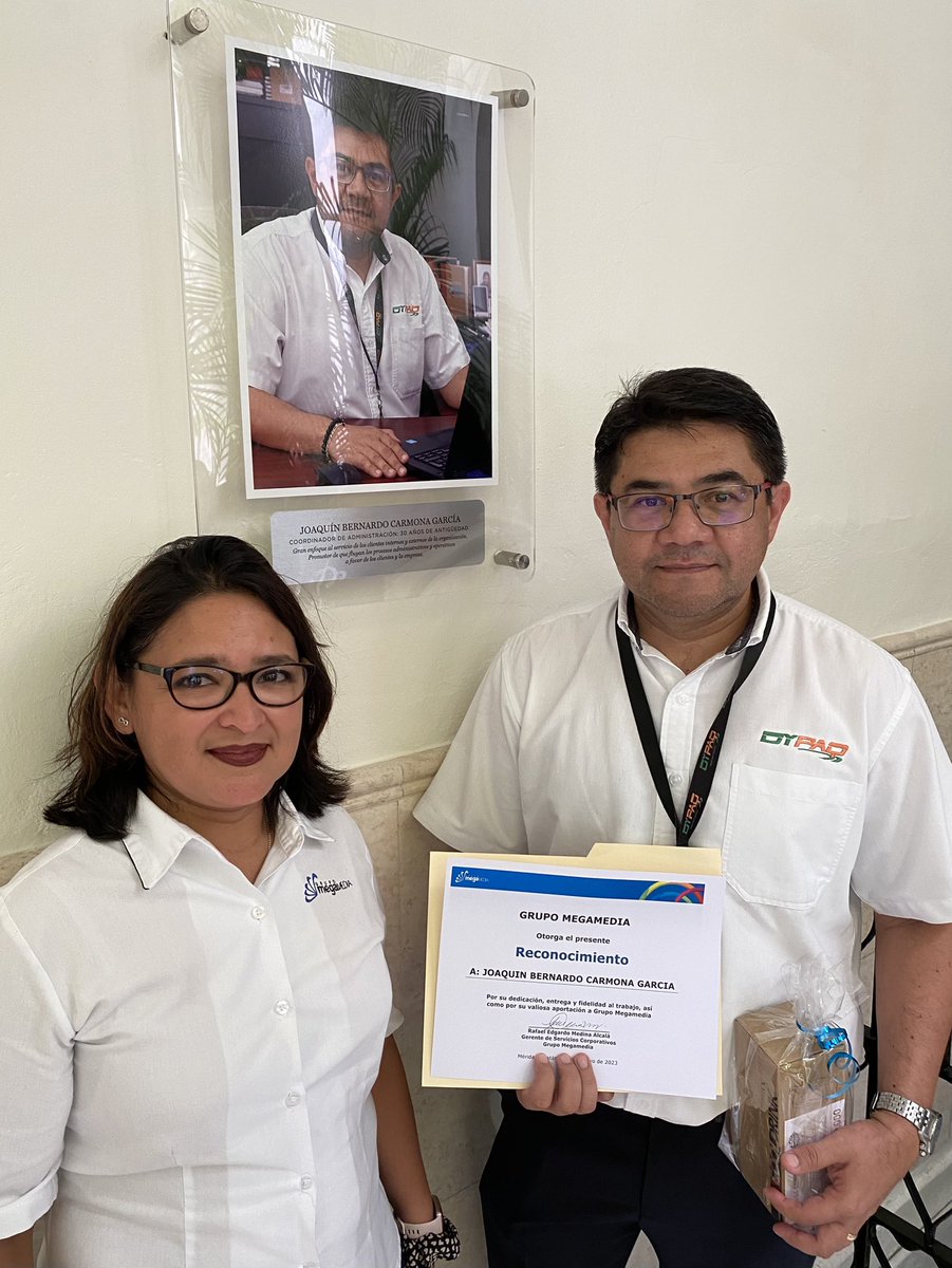 DirMegamedia's tweet photo. 98 AÑOS DE GRATITUD | En el edificio central de @DiariodeYucatan, reconocemos en la #GaleríadeValoresMegamedia la fidelidad y el compromiso de valioso grupo de colaboradores. Muchas gracias por su entrega y dedicación. #DondeEstés, el “Diario” te informa  https://t.co/dEHTcWcvZS https://t.co/hZN8wuC71B