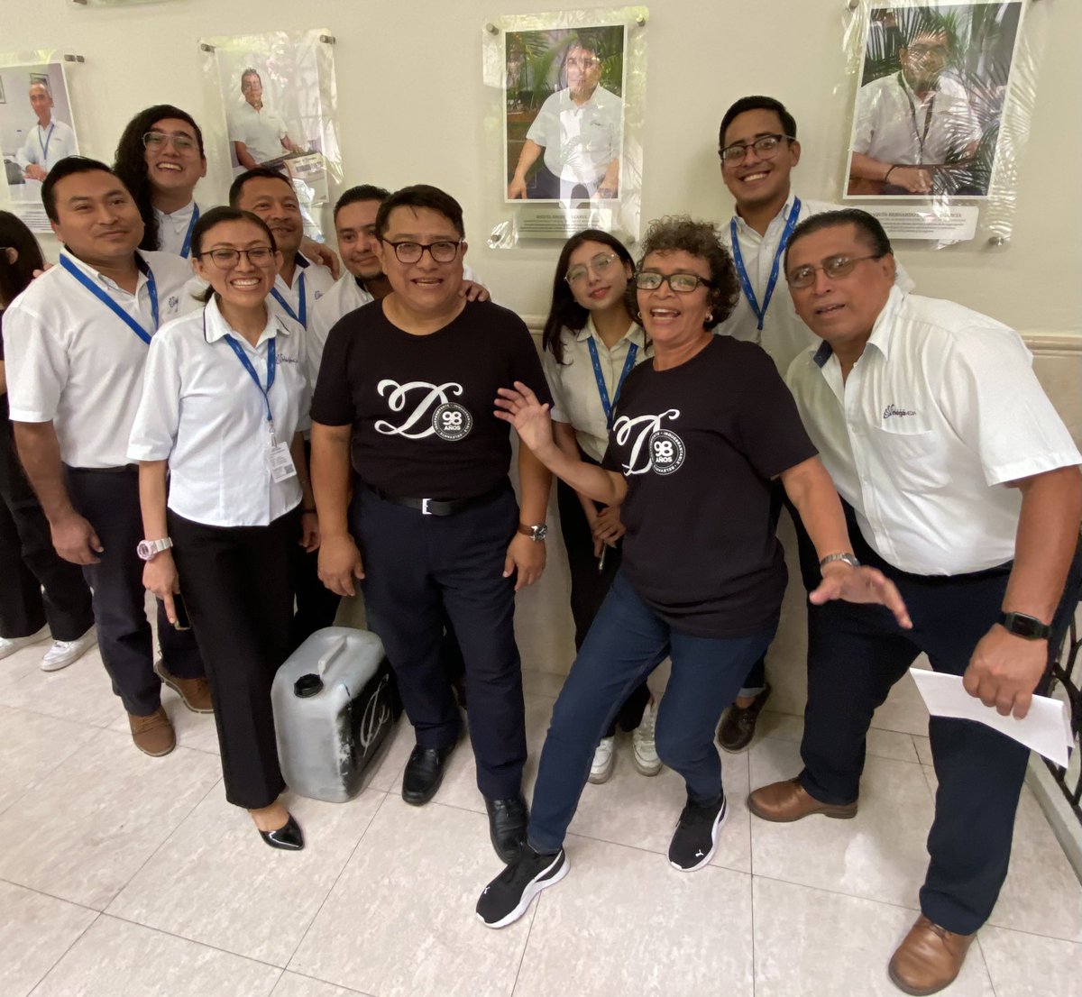 DirMegamedia's tweet photo. 98 AÑOS DE GRATITUD | En el edificio central de @DiariodeYucatan, reconocemos en la #GaleríadeValoresMegamedia la fidelidad y el compromiso de valioso grupo de colaboradores. Muchas gracias por su entrega y dedicación. #DondeEstés, el “Diario” te informa  https://t.co/dEHTcWcvZS https://t.co/hZN8wuC71B