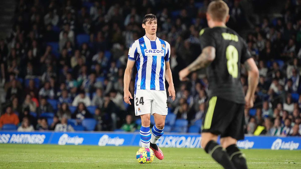 RealSociedadFR's tweet photo. L'humilité est l'une des caractéristiques des champions. La Real a été championne et a eu de grands champions. Allez Real, Allez @LN_Robin !

#WeareReal | #AurreraReala https://t.co/96Byaa9KsO