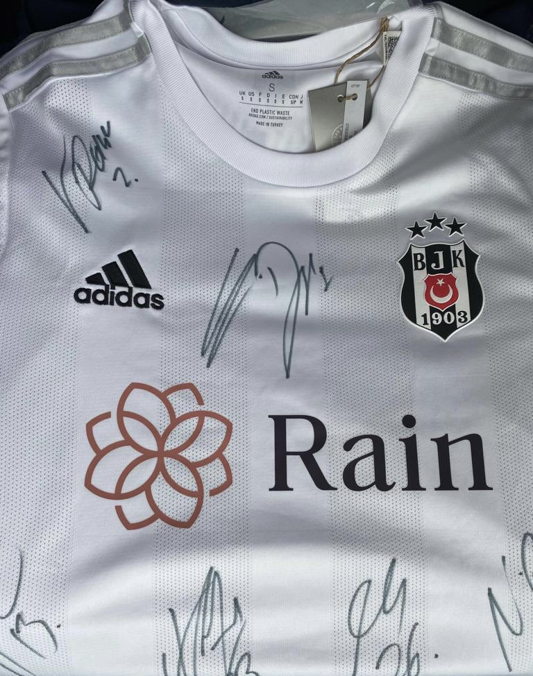 💥Kasımpaşa - Beşiktaş maçının skorunu, bu paylaşıma yorum yaparak doğru tahmin eden takipçimize imzalı forma hediye ediyoruz. 

🚨Tahmininizin geçerli olması için @GundemBJKcom hesabımızı takip etmeyi ve bu paylaşımı Retweet yapmayı unutmayın.

*Görsel temsilidir.