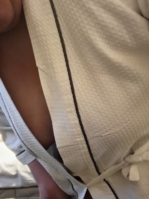 皆様夜分失礼いたしますー。 今から夜勤の仮眠タイムです。寝られるかなー。ていうか、おきれるかなあ。 写真は先日お泊まりしたビジネスホテルで撮ってみたチラリです。色っぽくないですね、すみません💦 https://t<a href="/tag/%E6%BD%AE%E5%90%B9%E3%81%8D%E3%83%90%E3%82%A4%E3%83%96"class="tags"><span>#潮吹きバイブ</span></a>