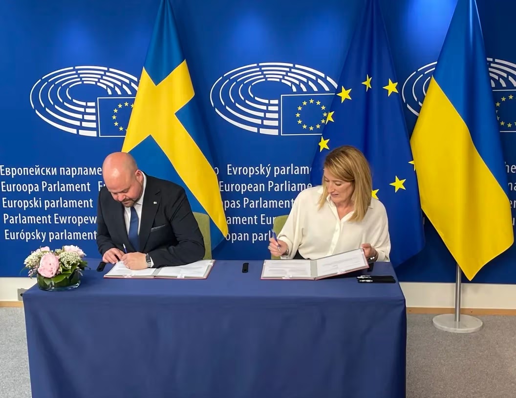 paddi_hansen's tweet photo. EU news 🇪🇺 

MiCA has been officially signed into law today by the European Parliament President Roberta Metsola and Swedish Rural Affairs Minister Peter Kullgren (Sweden holds the presidency of the Council of the EU atm).

Next steps: 
1) Publication in the official journal of the EU (shortly) 2) Entry into force 20 days after that  
3) Entry into application  
- 12 months later for stablecoins (& stablecoin issuers) - 18 months later for other crypto-assets and CASPs