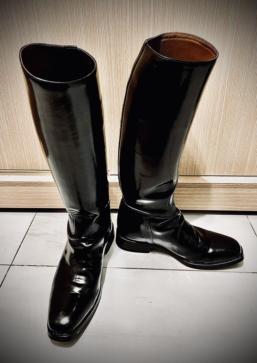 來張近照
My shiny leather boots 😎
