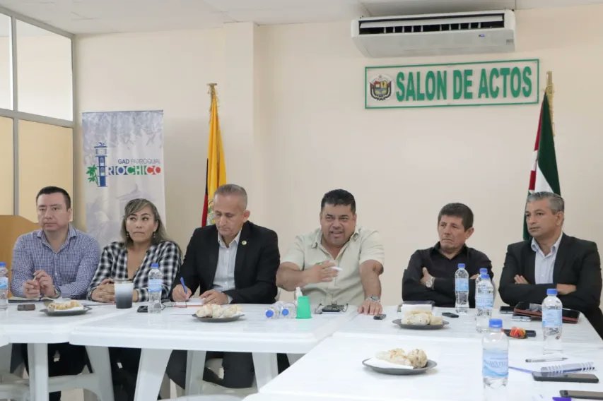 GoberManabi's tweet photo. En una reunión de mesa técnica de trabajo, el gobernador @Hernan0722 dialogó con varios presidentes de juntas parroquiales de #Portoviejo, dirigentes de comunas y representantes de las instituciones del ejecutivo. 1/2 https://t.co/NwNbZCT9NV