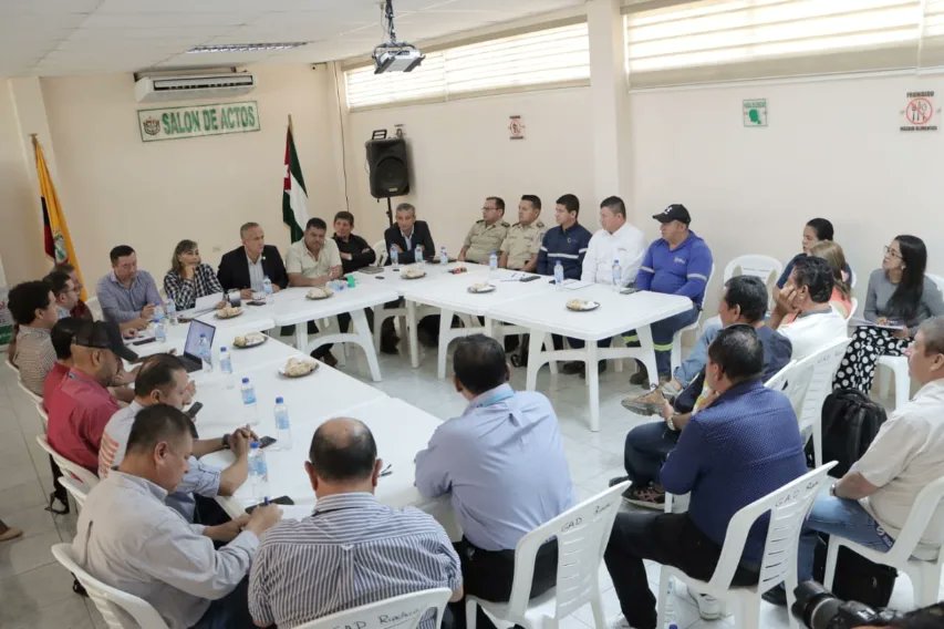 GoberManabi's tweet photo. También estuvieron presentes los concejales Yandry Bazurto, Flor María Mendoza y Juan Farías, el objetivo de esta mesa es artícular acciones para dar atención a las necesidades que requieren la ruralidad en el cantón y cumplir con los compromisos. 2/2 https://t.co/bjTX8QpN2k