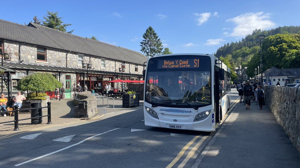 darloscott's tweet photo. At the top of Pen-y-Pass the buses are all timed to connect nicely, the P&amp;R S5 runs independently but on the opposite side of the 15 min pattern to the S1/S2, and the S4 meets the S1 in both directions.
Very tidy network just needs more marketing &amp; promotion! #Snowdonia #bybus https://t.co/6DKh1yUsrE