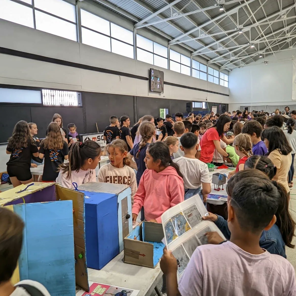 Premi <a href="/CosmoCaixa/">Museo de la Ciencia CosmoCaixa</a> a la escuela que mejor comunicación científica ha realizado
Ganadora <a href="/escolataborbcn/">Escola Tabor</a> 
Accésit <a href="/EscolaFlorida/">Escola la FLORIDA</a>