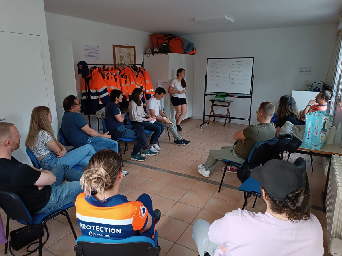 ProtecCivile35's tweet photo. Chaque mois, les #antennes de la @ProtecCivile35 rĂ©alisent des entraĂźnements pour maintenir lâĂ©tat des compĂ©tences des secouristes et rĂ©viser les gestes. Ils sont l'occasion de revoir les techniques apprises lors des formations #PSE1 #PSE2 et de prĂ©parer les futures #secouristes https://t.co/Cdjc3jQwLW