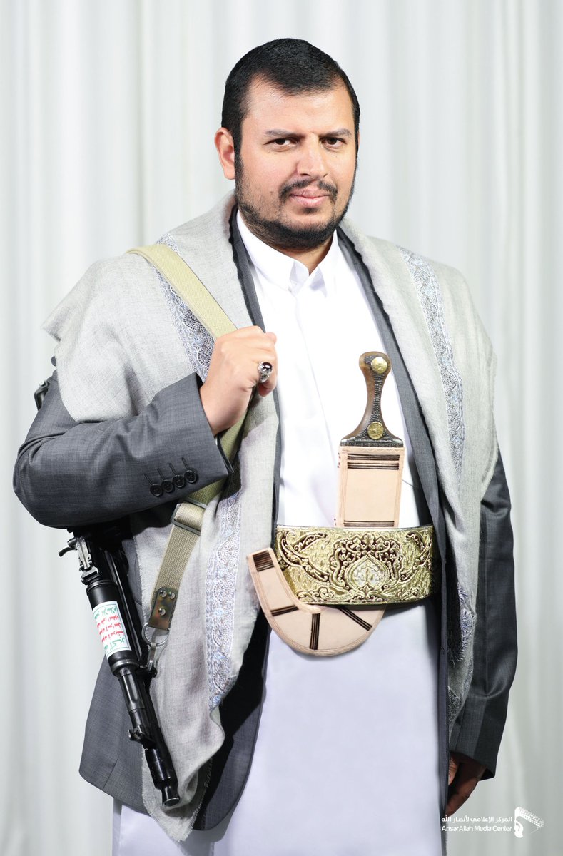 Abdlgni_AZubidi's tweet photo. #لاتقرأ_هذا... 
عندما تكون في حضرة البدر فإنك تفقد القدرة على الكتابة. 
وعندما تتفاجأ وبدون طلب منك أو تنسيق مسبق أنك قد صرت وجها لوجه مع القائد وفي ضيافته.. فإنك تشعر بأن فصاحتك قد تحولت إلى تمتمة وأن قدرتك على الكلام قد أضمحلت وتلاشت. 
وعندما تسمع حفاوة الترحيب وإطراء القائد لك من دون معرفة سابقة بك غير مايقرأه لكتاباتك المتواضعة واحاديثك التلفزيونية 
فإنك لاتملك القدرة  حتى على رد التحية بمثلها.. فمابالك بأحسن منها.. كل ذلك لأن دموعك تساقطت على خديك من دون تكلف ولاتصنع لأنك لم تفعلها من قبل ولأن حجم التواضع والبهاء والنور  وكرم الضيافة وهيبة اللحظة التي لم تفارقها الابتسامة الصادقة على محياه.. كانت هي السبب. 
طبعا لن يصدقني أحد إلا من يعرف السيد عبدالملك الحوثي وكان إلى جواره.. أن الرجل قام يسكب القهوة وهو جاثيا على ركبتيه.. رغم إن الثلاجة والكوب كانت أمامي... قلت له ياأبا جبريل.. هذا كثير علي ولكنه أصر وقال هكذا كان أبي يفعلها وعلمنا إياها وهو واجبنا في أكرام الضيف. 
الأمر الذي زاد عندي صعوبة الحديث فيما كنت أهم الحديث به... ياالله أي مدرسة نال منها هؤلاء..؟ 
طبعا الموتورين وأصحاب النفوس المريضة والمرتزقة والذباب الألكتروني لن يعجبهم هذا الكلام وسيصابون بالصدمة.. لأن لدينا قائد شاب يحمل هذه الروحية وهذه القيم التي ليست في قواميس القادة وحتى منهم أصغر منهم.
يشهدالله أنني لم أستوعب ماجرى حتى الساعة.. هناك مايشبه الصدمة...لأنني تفاجأت باللقاء وتفاجأت حين قال لي كيف تزور صعدة وتريد أن تغادرها بدون أن نلقاك ونقوم بواجب الضيافة..؟ 
ياسيدي من أنا حتى تهتم بي..؟ 
ماذا قدمت للبلد مقابل ماقدمه الآلاف..؟ 
لست من المشايخ ولامن المسؤولين..
فأبي كان مزارعا.. وأنا صحفي مغمور وكاتب اقل بكثير ممن هم أفصح مني...! 
هكذا كنت اتساءل في نفسي وهو يسألني عن أهلي ويطلب مني أن أحدثه عن  بلادي وادي  بناء وعن أحوال الناس وعن الزراعة في مناطقنا وعن تربية المواشي. 
كنت أريد أن أكتب لكم عن كل لحظة عشتها في هذا المقام الذي لم يخطر لي على بال 
وكيف أن هذا الرجل الذي كانت جل سنوات عمره في الحرب والقتال وفي التنقل بين الجبال والرمال بهذا البهاء والنقاء والنظافة والعلم والبيان وفصاحة اللسان. 
اعذروني أيها المحبين والمبغضين أن أطلت عليكم فهذه صفحتي وقد كتبت فيها بعض مما ادخره لنفسي.. لأن الموقف كان مهيبا
فأن أحظى بأكثر من ساعتين وخمسة وأربعين دقيقة في لقاء مباشر.. مع قائد الثورة السيد عبدالملك الحوثي وفي الظروف الصعبة .. فإن ذلك يعني إن الله يحبني وأن أمي تدعو لي. 
وللحديث بقية......