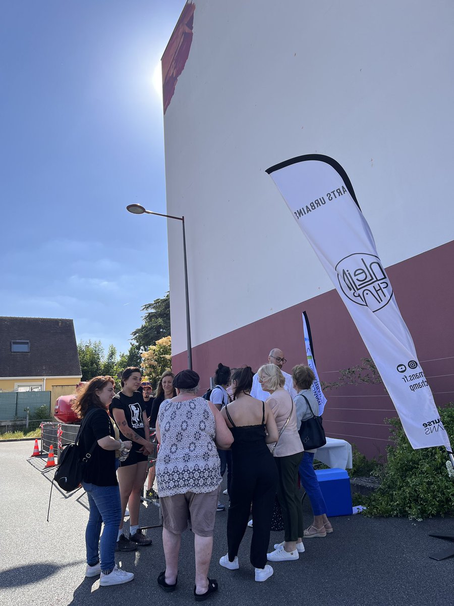 🤝rencontre aujourd’hui entre des locataires de la résidence Zamenhof au Mans et l’artiste belge Iota qui va donner de nouvelles couleurs au bâtiment.
👨‍👩‍👧‍👦des habitants présents intéressés et enthousiastes !
👩‍🎨 instagram.com/iota.io?igshid…
▶️A suivre…