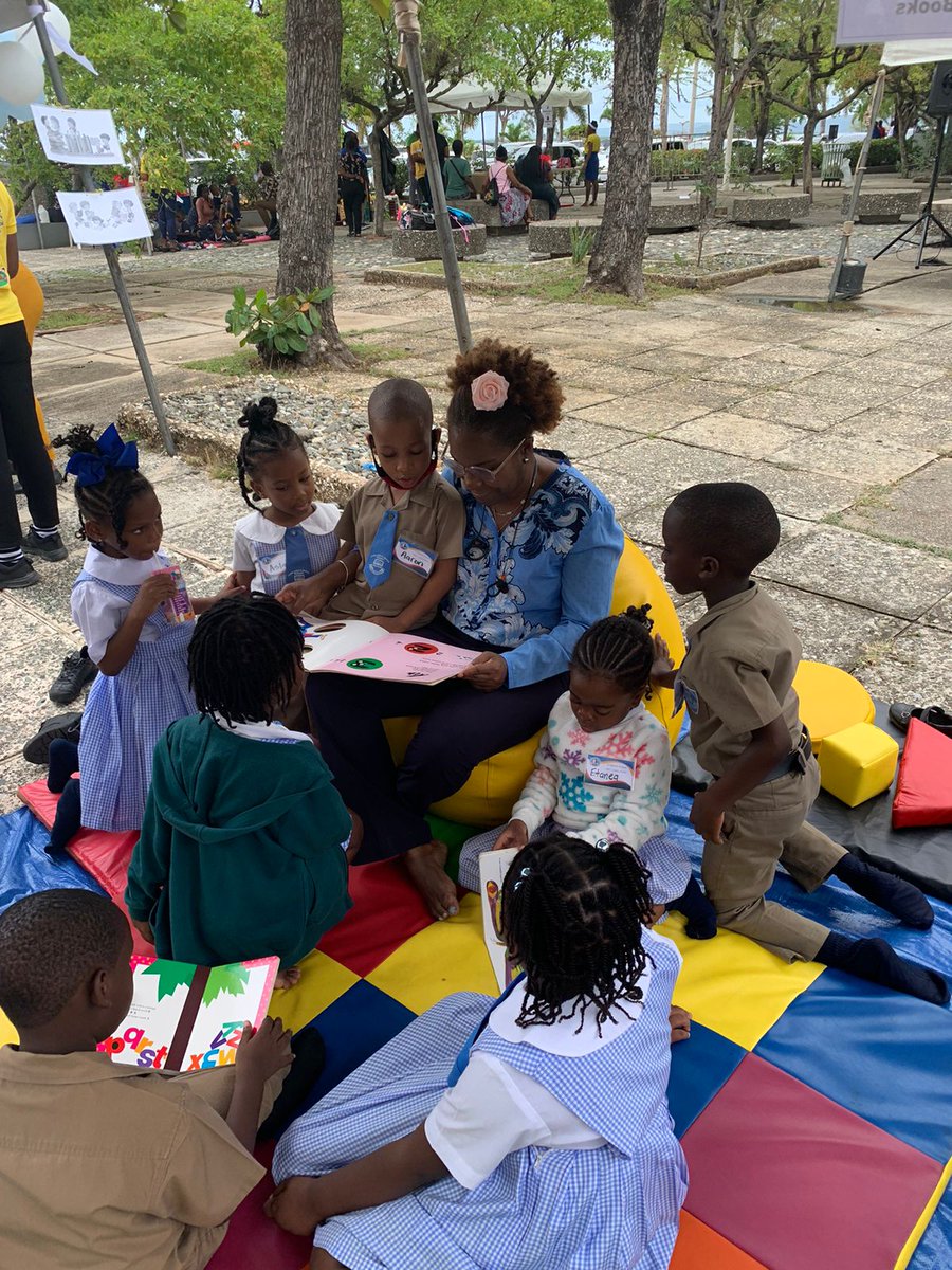 BeeAronson's tweet photo. Our aunties can read to our children and our children can read to our aunties. @ECCJA #12StandardsMatter #TeamECC #ReadPonDiCawna https://t.co/gIeNFSfd3q