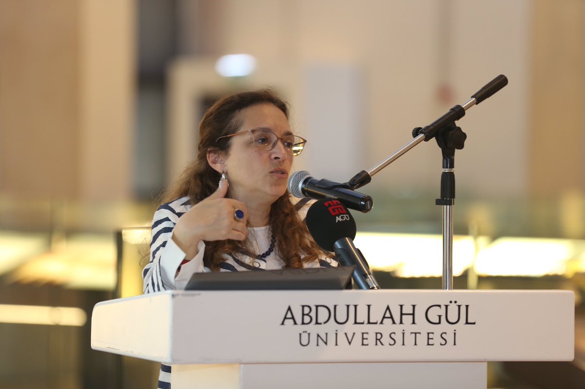 AbdullahGul_UNV's tweet photo. #AGUTalks İpek Cem Taha'yı Ağırladı
@IpekCemTaha, Columbia Üniversitesi'nin imkanlarına değinip, üniversitenin eğitim, araştırma ve iş birliklerini teşvik ederek projeler yürüten küresel merkezlerine dair bilgiler verdi.
Taha söyleşide, katılımcıların sorularını da yanıtladı. https://t.co/sVC43Piag3