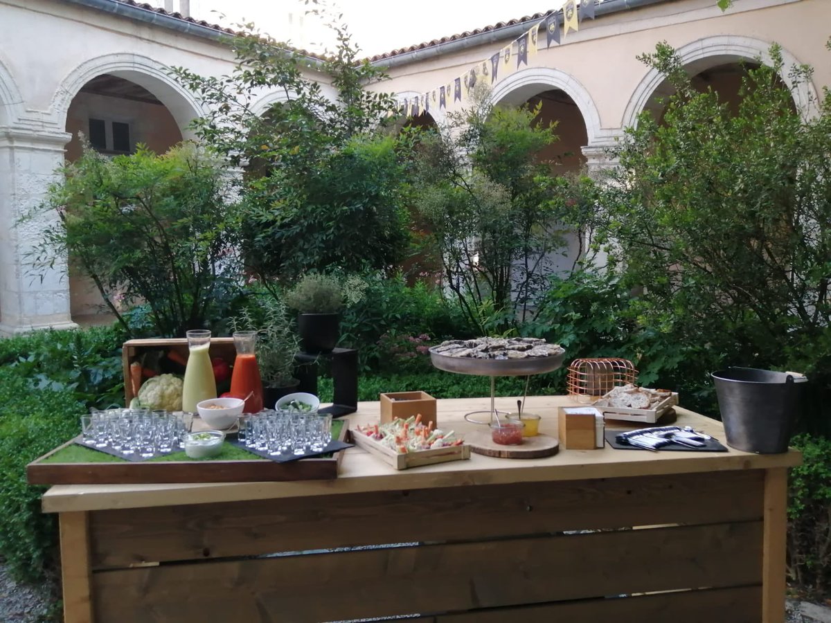 Inforsid2023's tweet photo. Place à l’apéritif d’accueil pour #INFORSID2023

Merci à @AggloLR de nous accueillir au cloître des dames blanches https://t.co/Og377g5rz8