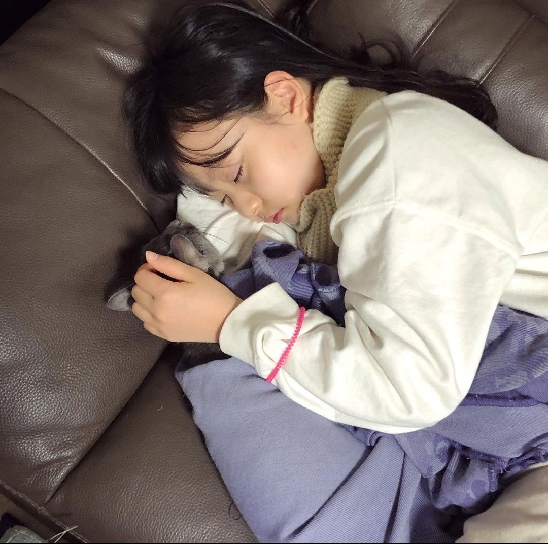 GERVAITY's tweet photo. ㅤ

ㅤㅤits already late, and there's Bulan while hug Komeng tightly had a deep sleep at the sofa. Im pretty sure they are waiting for me to come. Maaf ya nak, Ayahnya abis party. So start from now on the three of us will sleeping side by side and hugging each other.

ㅤ https://t.co/yg4PRU4fpg