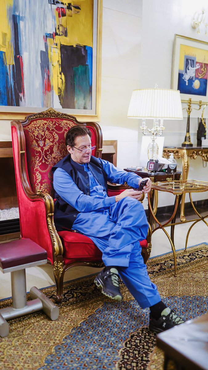 maliksaleempk_'s tweet photo. تم سالا میڈیا پر پابندی لگاؤ ہم اسے سوشل میڈیا پر اتنا ریٹویٹ کریں گے کہ تمھارے گھروں تک سے آواز آئے گی عمران خان زندہ باد 🔥🔥♥️ https://t.co/x9oLcB4IZy