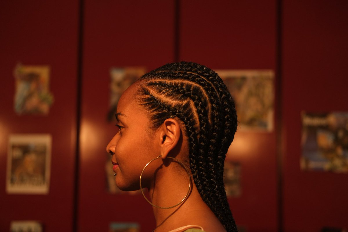 “Yo tengo mi raza pura
y de ella orgullosa estoy
de mis ancestros africanos
y del sonar del tambó.”

Negra soy de Mary Grueso

instagram.com/p/Cs6TTNdO0AY/…
#trenzas
#trenzate
#afrikacaribe
#trenzados
#afro
#Venezuela 
#art
#caribe