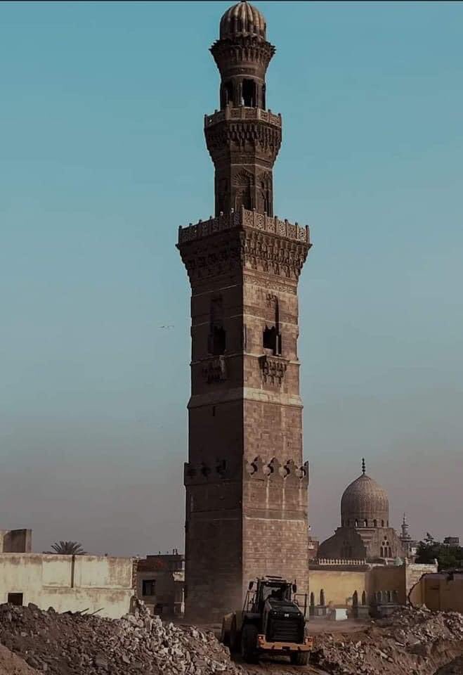 wagih_a's tweet photo. ثم أقوم بأخذ ازازة مياة واضع يدي عليها لكي أزيل الأتربة التي عليها ثم اذهب بعد وضع الفلوس في يد هذا الرجل العجوز الشاحب اللون .

من وحي الأحداث الاخيرة https://t.co/PY2OYni0ov