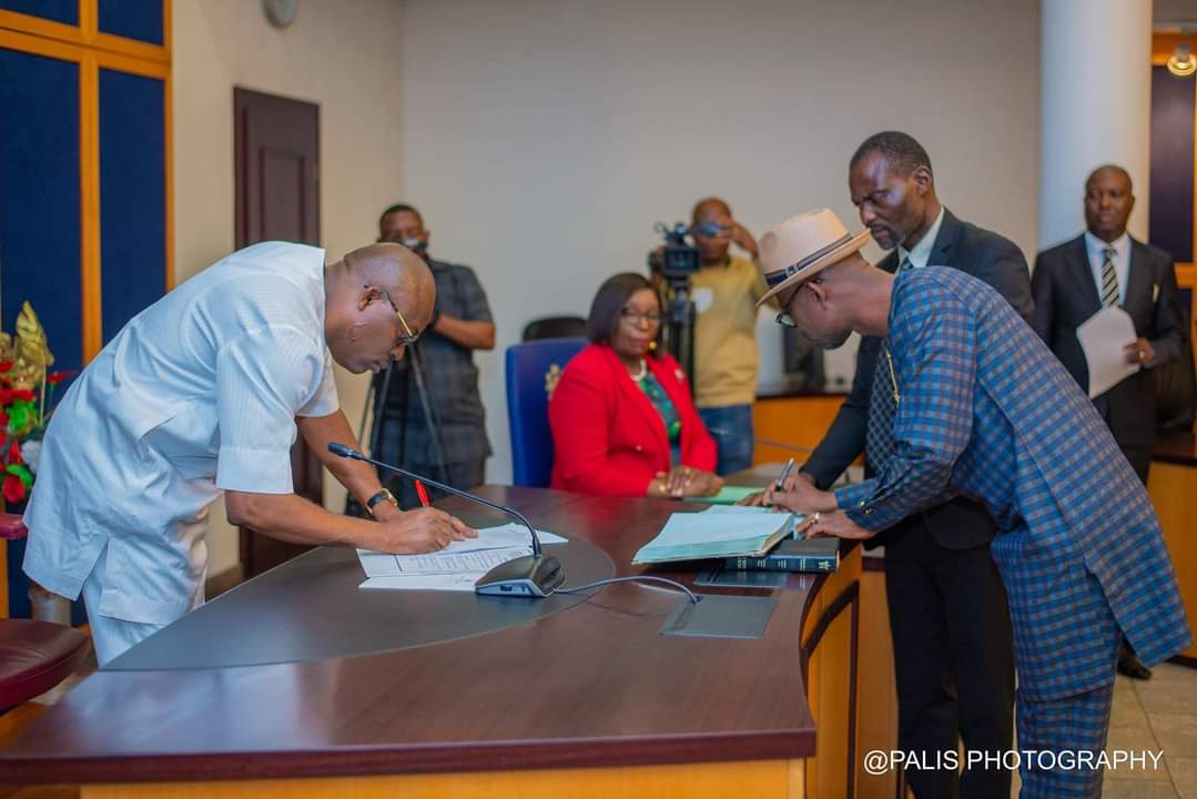 sowahe69's tweet photo. Guess who's prepared for the work ahead?
His Excellency Governor @SimFubaraKSC swears in 4 Commissioners in Rivers State today
#TheSimplePlan https://t.co/7naMFmfZZQ