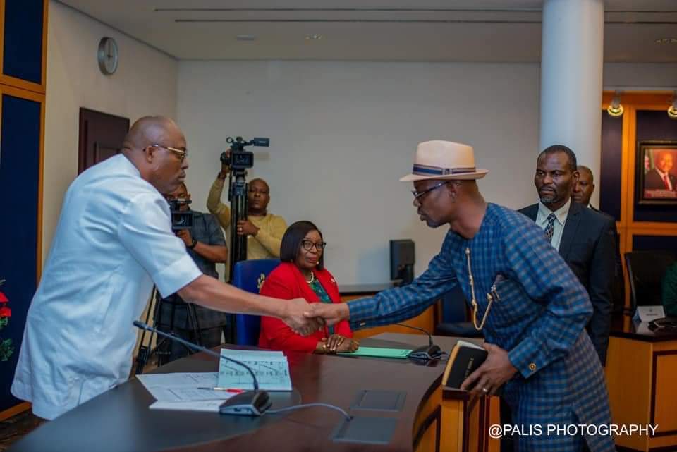 sowahe69's tweet photo. Guess who's prepared for the work ahead?
His Excellency Governor @SimFubaraKSC swears in 4 Commissioners in Rivers State today
#TheSimplePlan https://t.co/7naMFmfZZQ