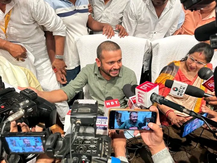 BabhanPolitics's tweet photo. करीब 1 महीने पहले कन्हैया कुमार के भतीजे की दुखदाई मौत गंगा में डूबने से हो गई थी! 
कन्हैया कुमार सनातन धर्म के विधिवत संस्कार के अंतर्गत मुंडन करा कर अन्य कार्यक्रम में भाग ले रहे हैं लेकिन प्रचार जीवी जी जिनकी माता की मौत 2022 के अंत में हुई थी फेसिअल खराब ना हो बेचारे ने मुंडन नहीं कराया! 
भूमिहार ही सनातन है भूमिहार है तो सनातन है! 
तेली भक्तों को सुचित