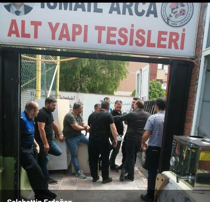 DiriiMurat's tweet photo. İstanbul takımlarının astronomik tekliflerini elinin tersiyle itip, futbol hayatı boyunca ESES formasından başka forma giymeyen, Milli Takımın da yıldızı olan İsmail Arca'ya olan vefa borcumuz için şu küçücük tabelayı bile çok görenler utansın! https://t.co/lu222G0bF4