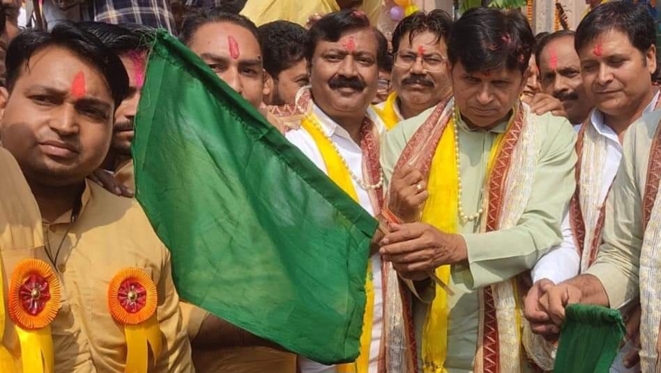 tejendrabjp's tweet photo. सिद्धपीठ श्री विश्वकर्मा धाम शामली पर प्राण प्रतिष्ठा समारोह के पुनीत अवसर पर आयोजित शोभायात्रा का हरी झंडी दिखाकर शुभारम्भ किया। https://t.co/oQT1BbBQTR