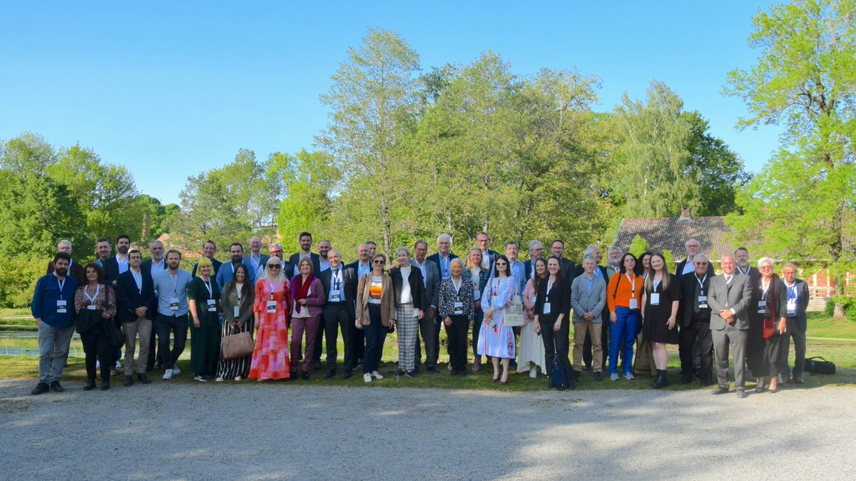 CoopsEurope's tweet photo. A family picture in the beautiful Vitenparken ๐ณ of the University of Life sciences @UniNMBU in ๐ณ๐ด.
Special thanks to @Landbrukssamvir for hosting us here. We are ready to start intense discussions tomorrow on our common strategy.
#CoopsEU23 https://t.co/3bWJjnZEHV