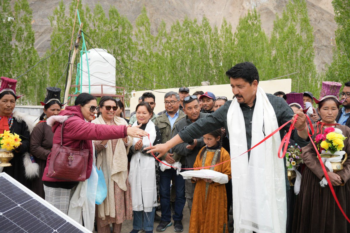 LAHDC_LEH's tweet photo. CEC @tashi_gyalson inaugurates 3KV Solar-Wind Hybrid Energy Power Project at Govt. High School Wanla today. 

Project has been funded by @HeroFuture_HFE and assisted by LREDA in installing at GHS Wanla. 

@Angchuk5 @DC_Leh_Official @dse_ladakh @DIPR_Leh @ddnewsladakh https://t.co/Aq1TGL9PPb
