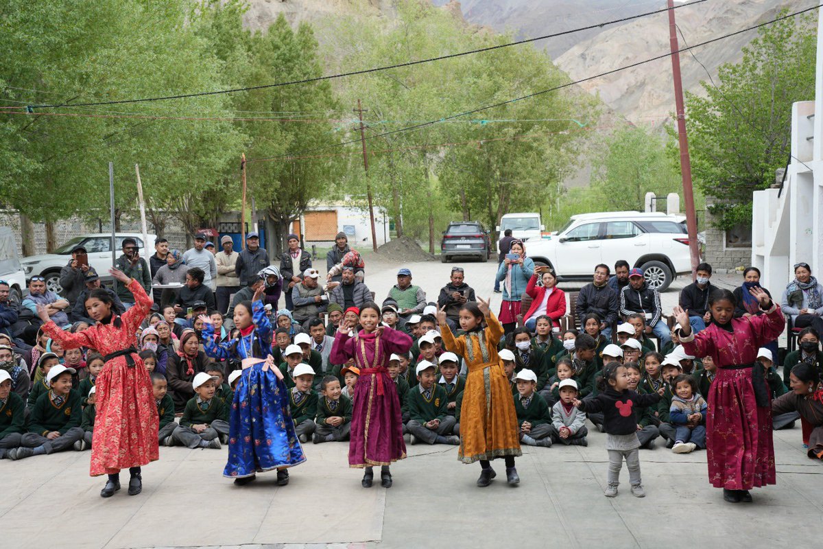LAHDC_LEH's tweet photo. CEC @tashi_gyalson inaugurates 3KV Solar-Wind Hybrid Energy Power Project at Govt. High School Wanla today. 

Project has been funded by @HeroFuture_HFE and assisted by LREDA in installing at GHS Wanla. 

@Angchuk5 @DC_Leh_Official @dse_ladakh @DIPR_Leh @ddnewsladakh https://t.co/Aq1TGL9PPb