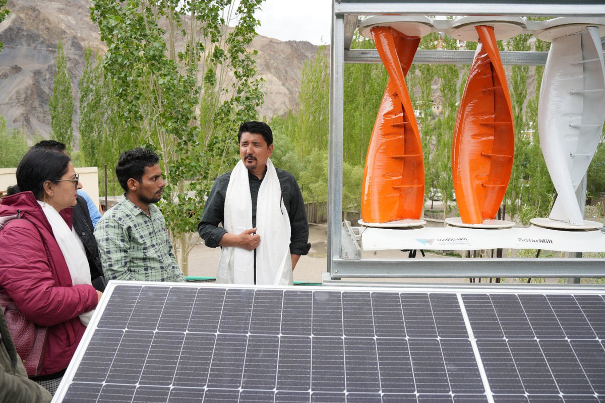 LAHDC_LEH's tweet photo. H’CEC expressed his gratitude to @HeroFuture_HFE for their generous contribution in equipping the school with an advanced solar-wind power source. 

@tashi_gyalson @DC_Leh_Official @DIPR_Leh @ddnewsladakh https://t.co/nkYHaeI2Sq