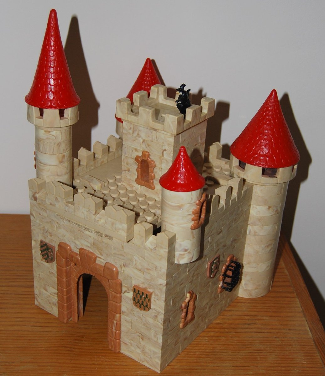 KromicB's tweet photo. ¿Tú también construías castillos en tu infancia? EXIN CASTILLOS. https://t.co/cZVG3BVCzC