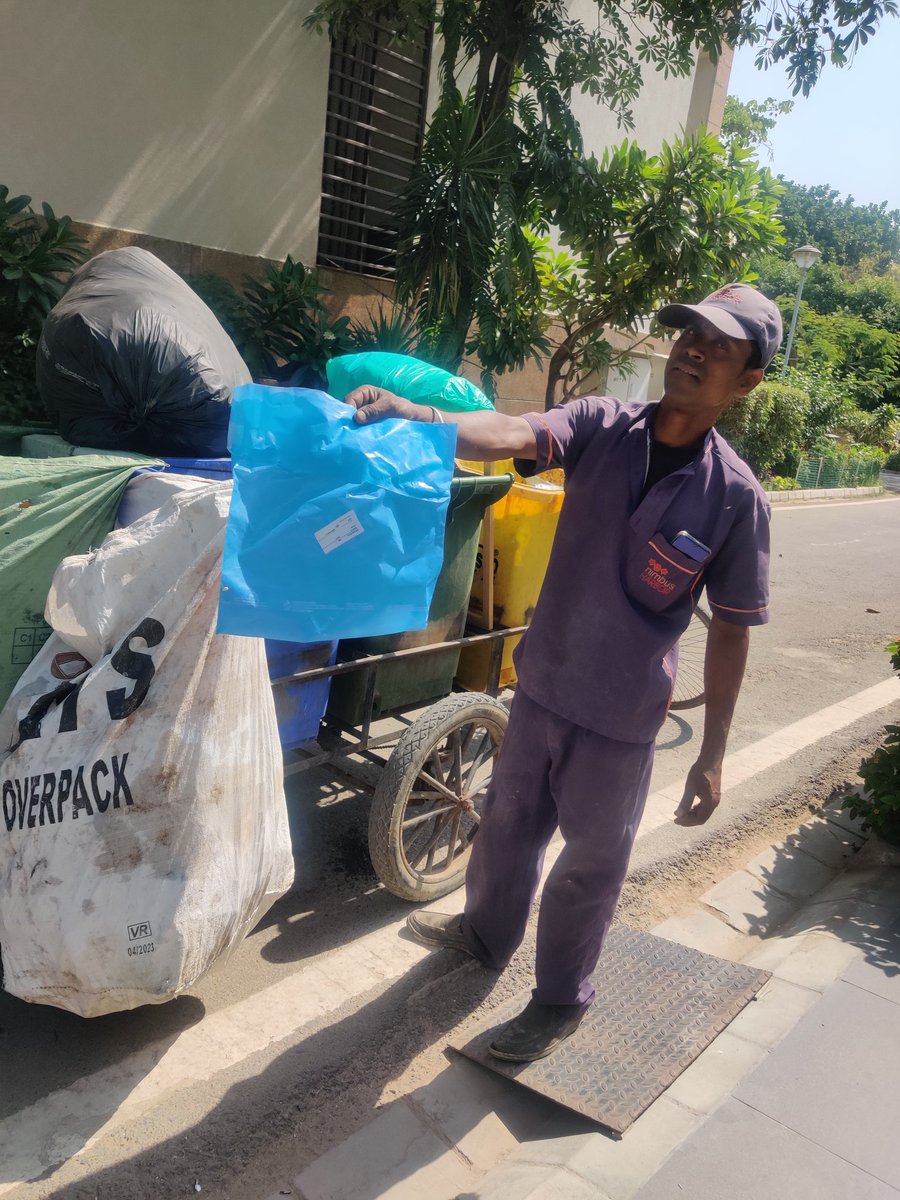 SethiRuchikaT's tweet photo. @CPCB_OFFICIAL
@DrGargava
#ECommerce companies were directed to cut back #secondarypackaging &in particular #plasticbags
However @Milkbasketin continues to use #plasticbags for #homedeliveries
Pls takeaction&stop this #plasticpollution
#SWMWoes
@pcmeenaIAS @MunCorpGurugram https://t.co/YPl2YdQmDG