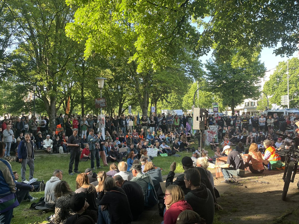 Etwa 500 Menschen auf der Kundgebung „Kleben is not a Crime“ solidarisieren sich mit der #LetztenGeneration und setzen ein kräftiges Zeichen für Klimaschutz und gegen staatliche Repression. #hh3105